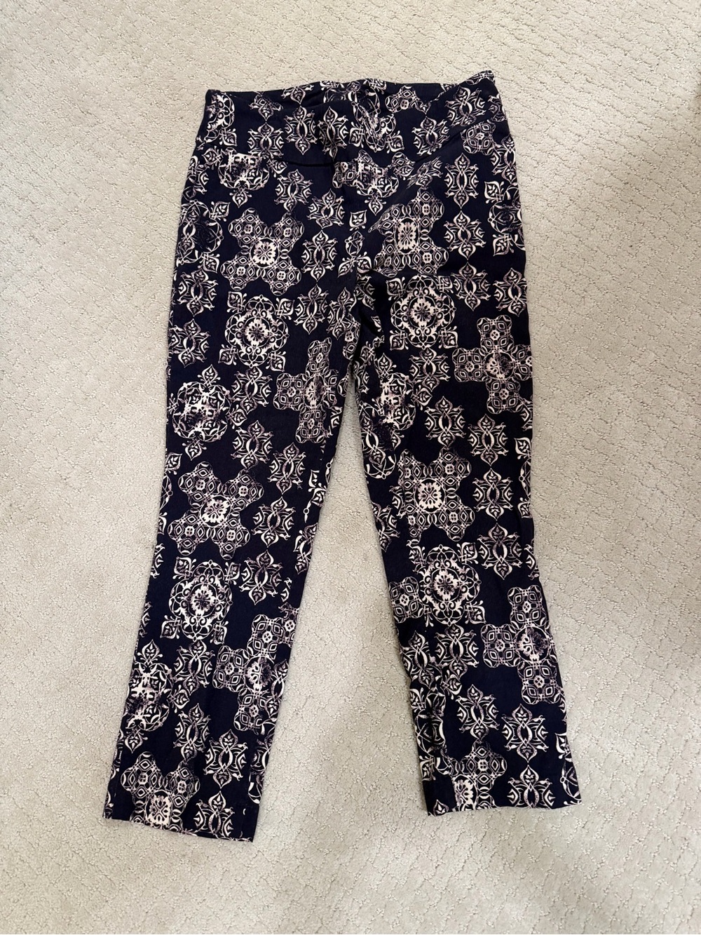 Jules & Leopold Navy Blue and White Printed Capris